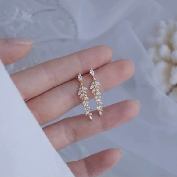 Charming & Exquisite 18k Gold Leaf Tassel Earrings - Picture 6 of 6